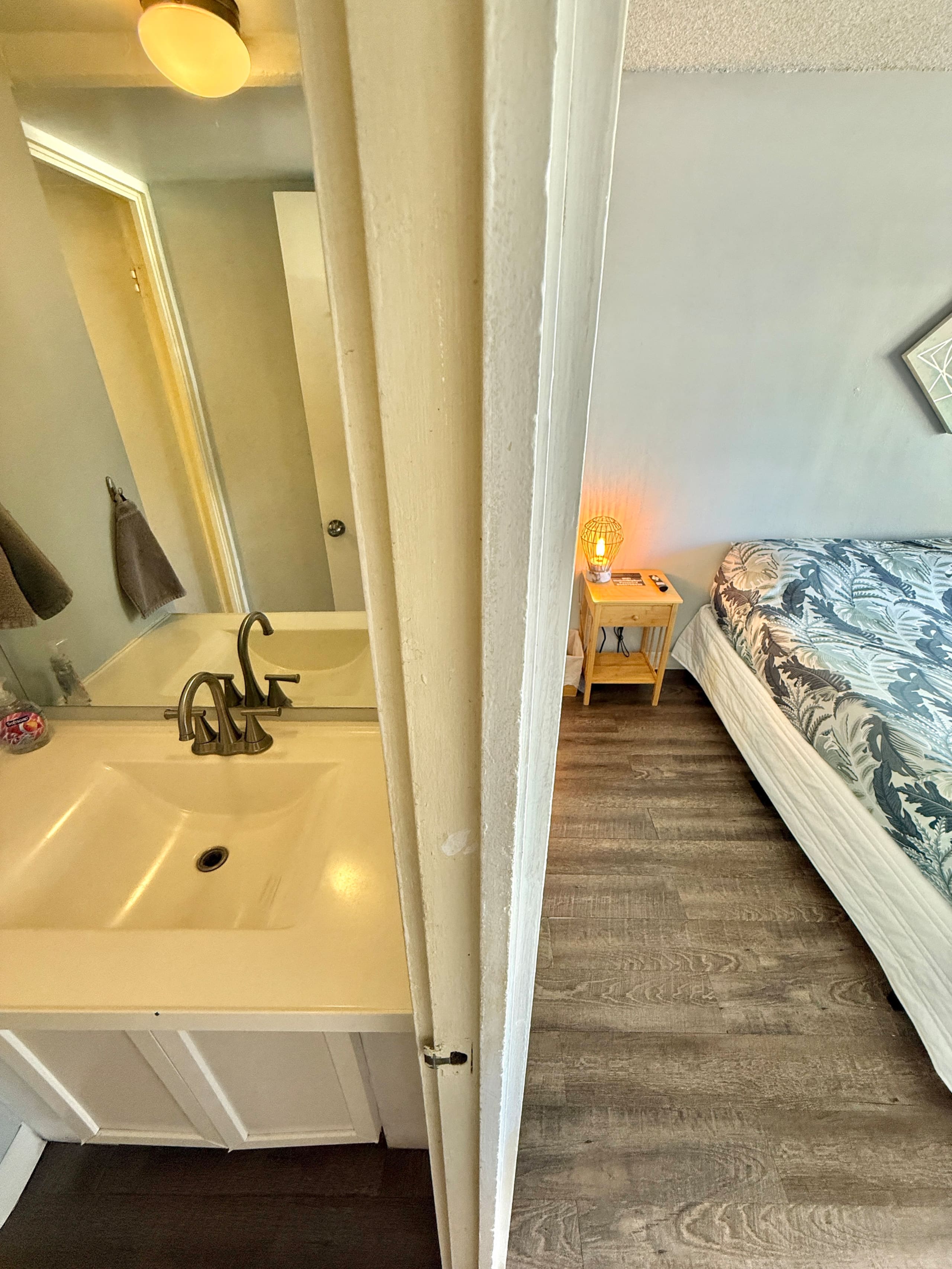 Waikiki studio with balcony block from the beach - Photo 11