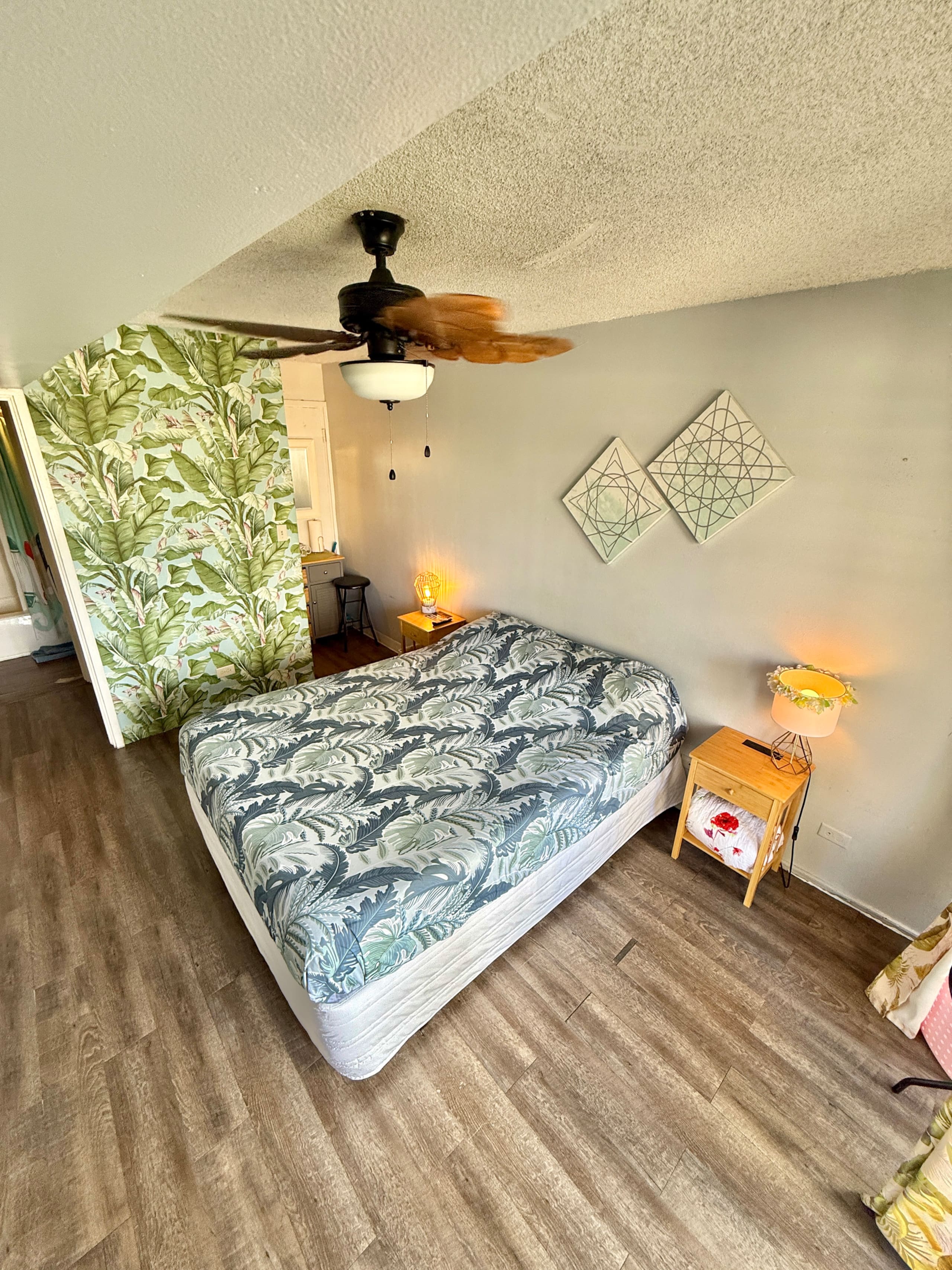 Waikiki studio with balcony block from the beach - Photo 26