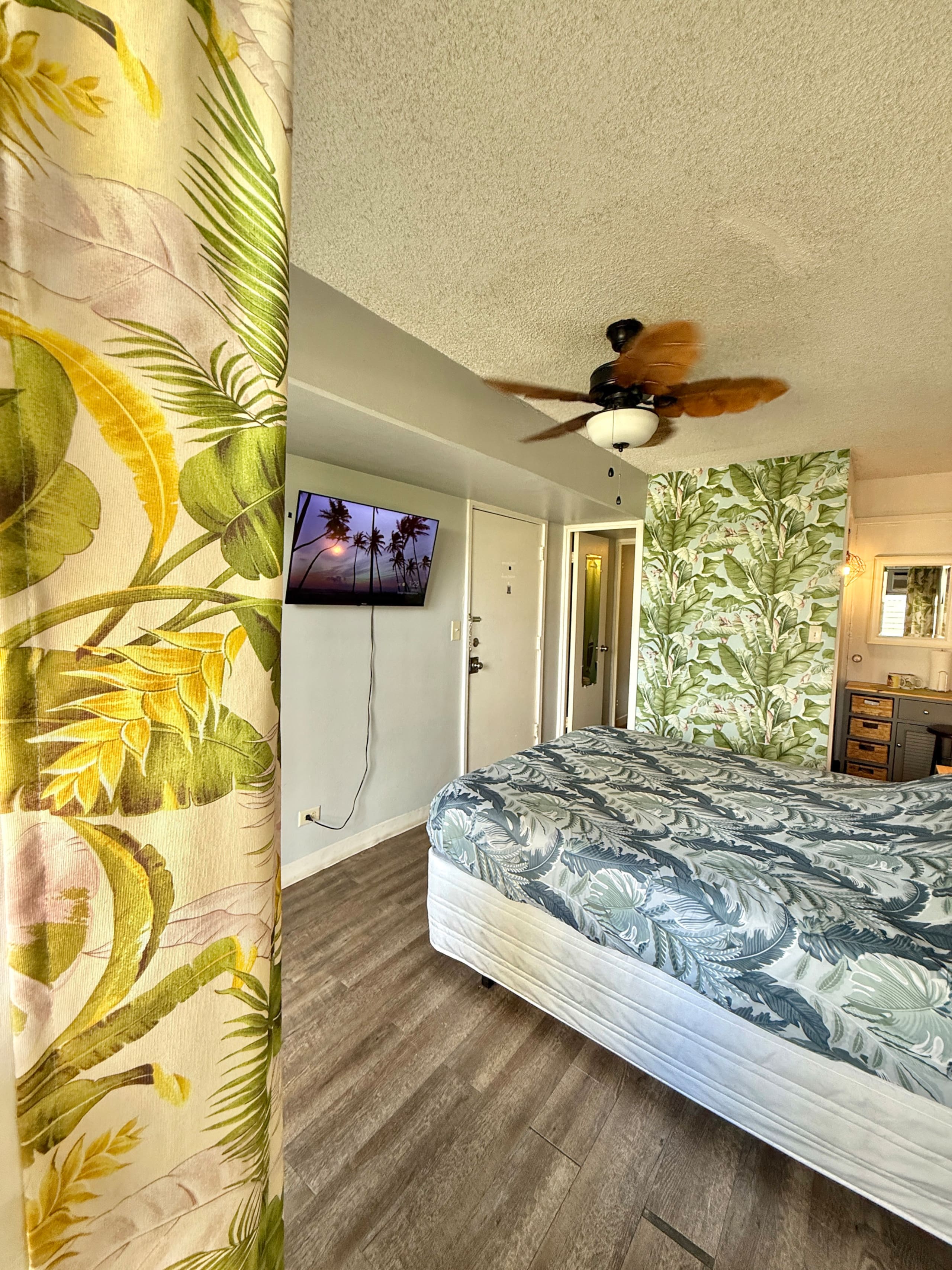 Waikiki studio with balcony block from the beach - Photo 23