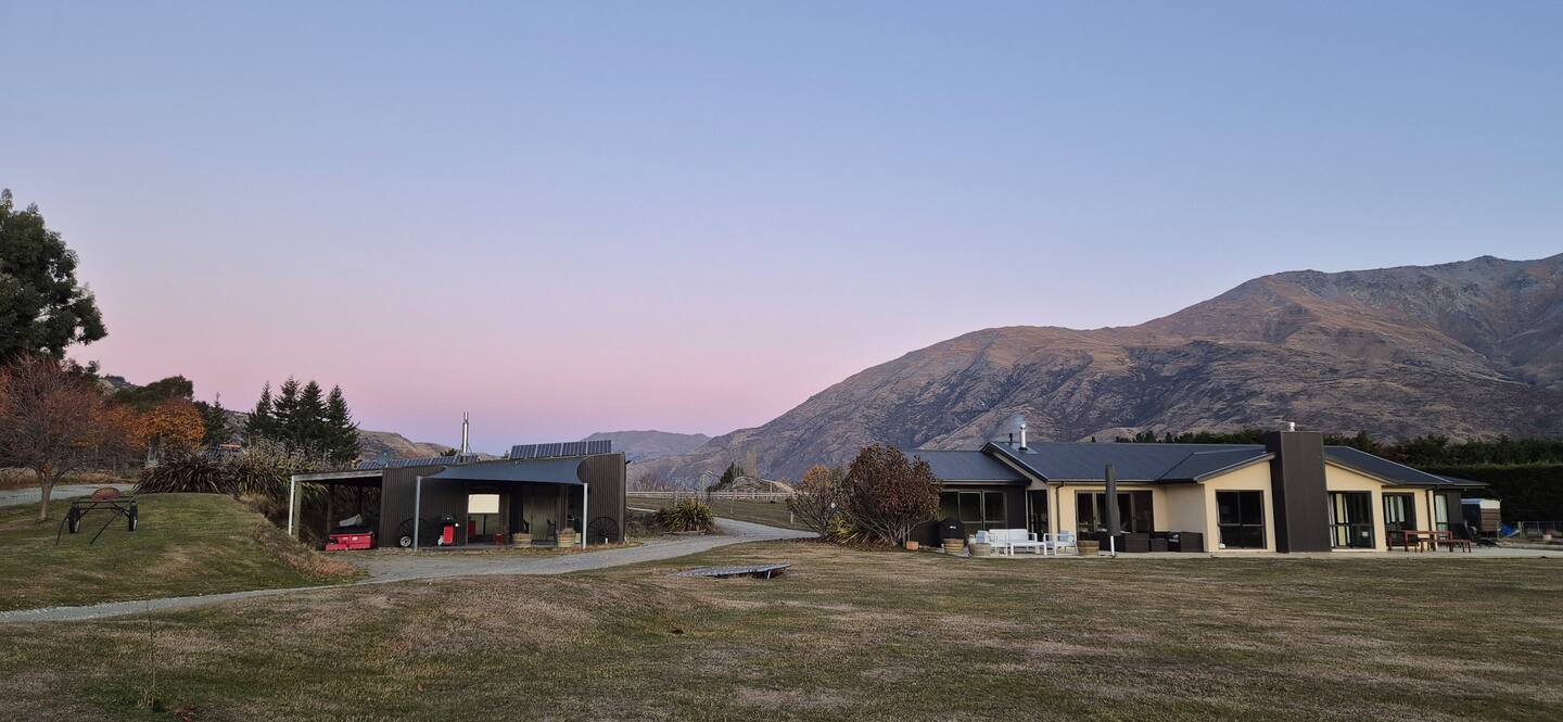 Semi- Rural Location, Animals & Mountain Views! 4