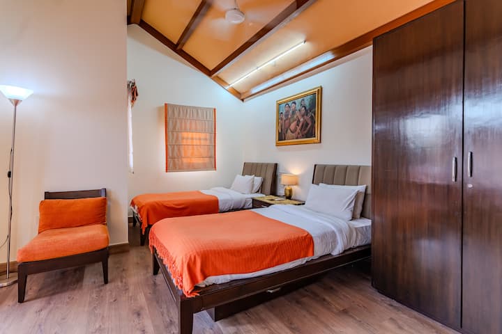 habitación con dos camas individuales