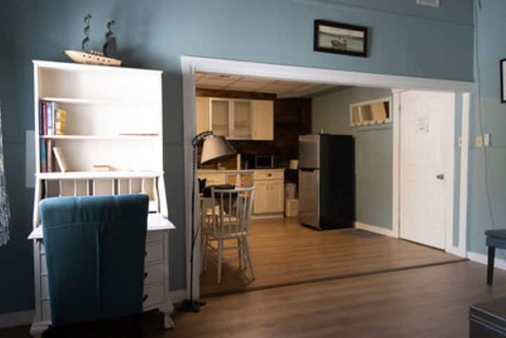 Large One Bedroom Suite 2 No Canal View - Port Colborne