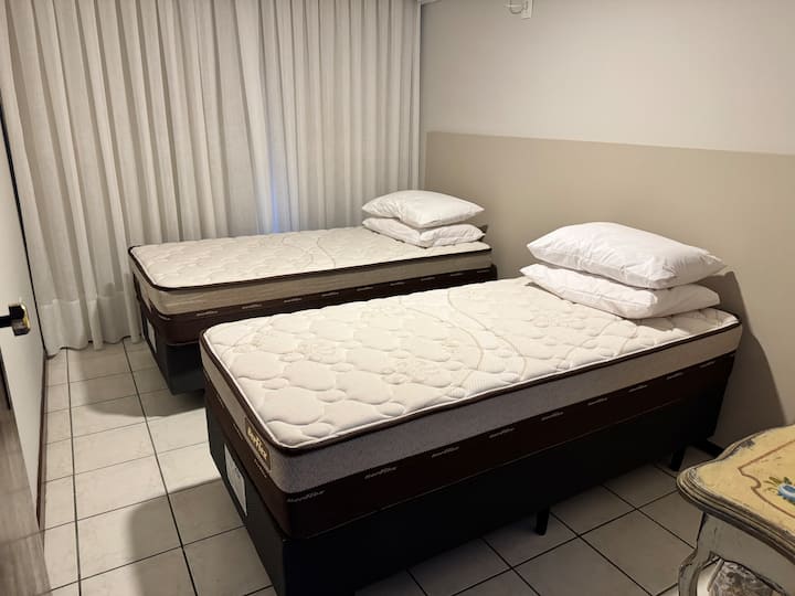 Стая с две единични легла (1,88 м дължина и 88 см ширина). 

Ако искате да се присъедините към тях, сформирайте двойно легло.  

Два допълнителни матрака.