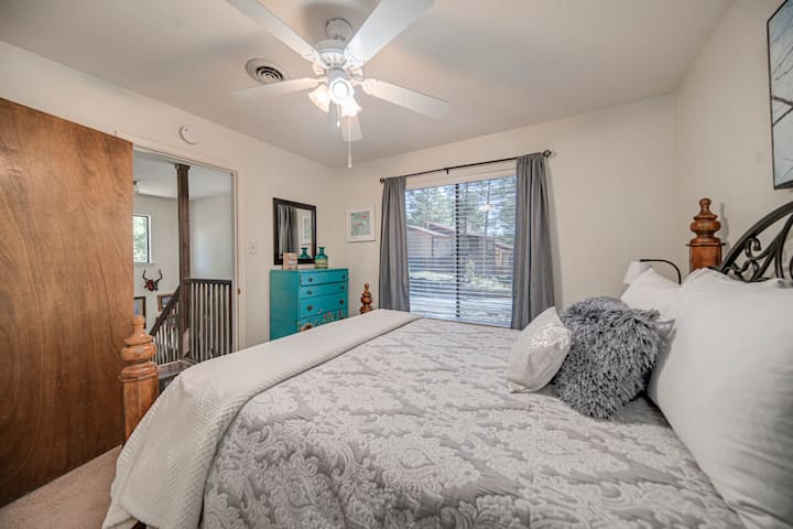 Първа спалня в горната част на стълбите с двойно легло queen size и луксозно спално бельо. 