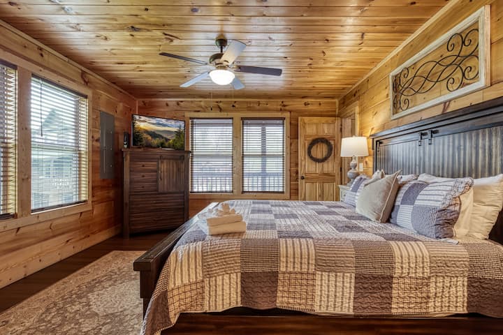 宽敞的主层主套房，配备加大双人床和套内卫生间。