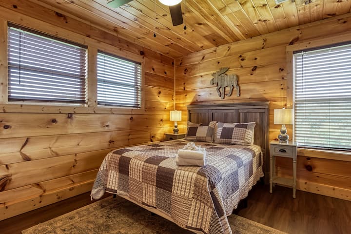 楼上标准双人床卧室，可欣赏山景，配备私人电视