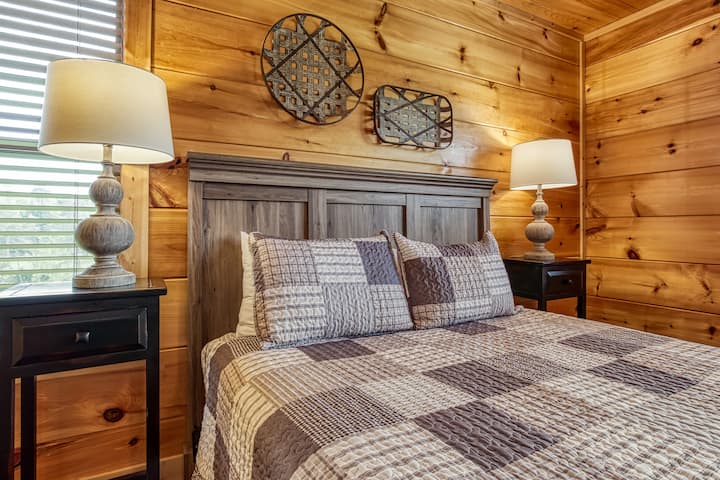 这间楼上标准双人床房间兼具舒适与魅力