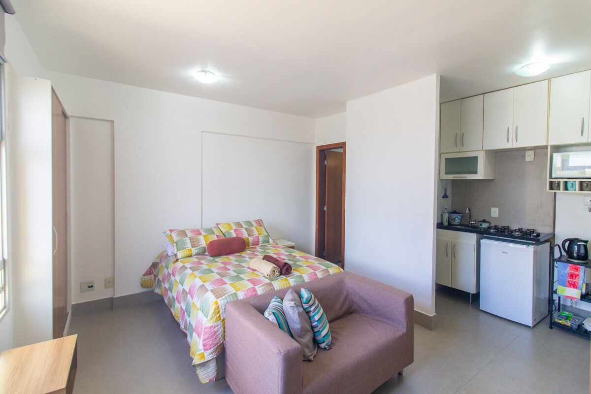 Habitación con cama doble, armario empotrado y mesa auxiliar con cajones. 