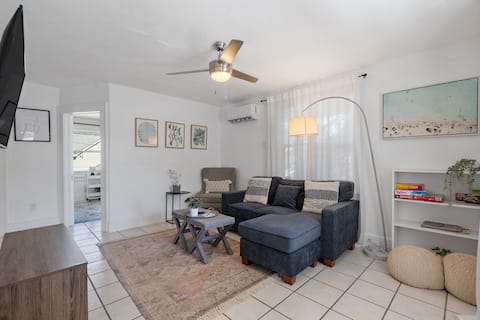 Top performing Airbnb: Updated Old NE Apt - Walking Distance to Downtown in St. Petersburg