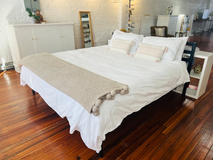 King bed for maximum relaxation, crisp white linens, view of the sunsets. Also the bathroom is conveniently nearby.