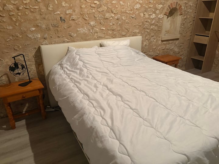 spálňa s úložným priestorom a 160 lôžkami