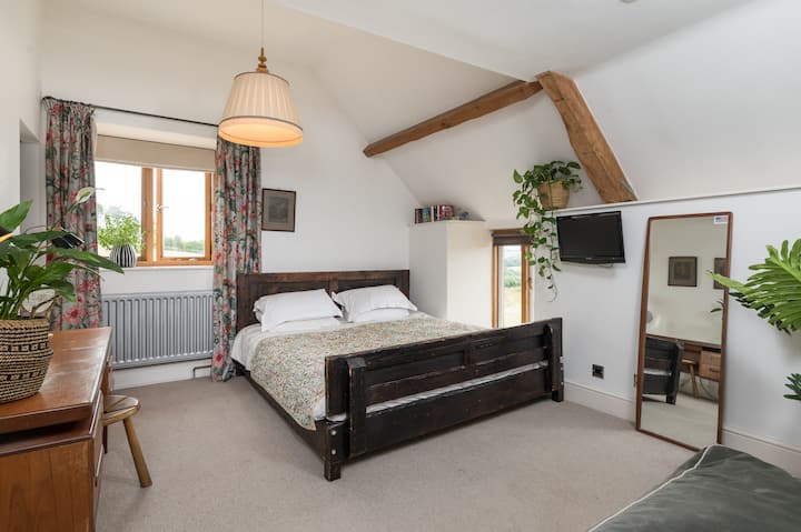 Hermoso dormitorio tamaño king en suite: montones de espacio y una cama individual para personas pequeñas
