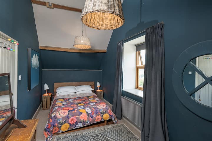Una habitación tranquila y acogedora con vista hacia Bristol y más allá 