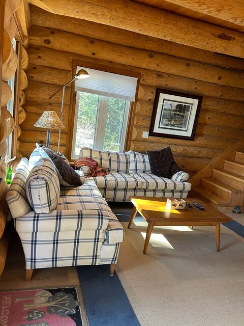 Popular Airbnb listing: Still Point at Kawagama Lake, Dorset in Algonquin Highlands