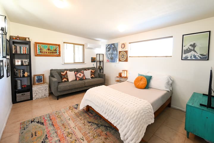 Chumba cha mgeni chenye nafasi kubwa chenye kitanda kizuri cha povu la kumbukumbu, kochi la starehe, Televisheni mahiri, bafu kamili lililoambatishwa na chumba cha kupikia kilicho na vifaa vya kutosha.