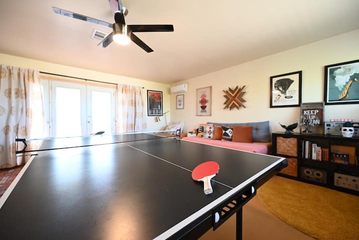 Sehemu ya kufurahisha ya wageni iliyo na meza ya ping pong na vitanda vitatu pacha vya povu la kumbukumbu ambavyo ni sofa za starehe kwa ajili ya mapumziko.