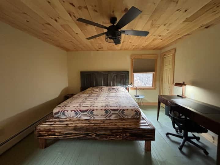 Dormitorio principal con escritorio de cama hecho a mano

para trabajar
