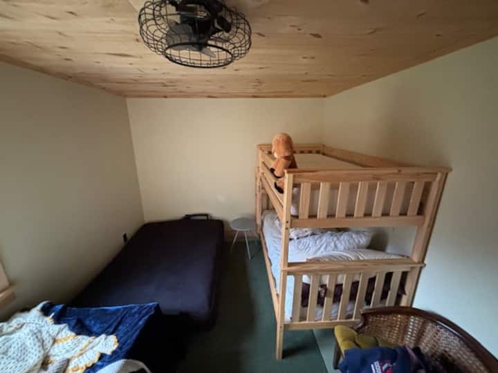 Llamamos a esta habitación las "habitaciones para niños"

un futón tamaño queen y dos literas individuales