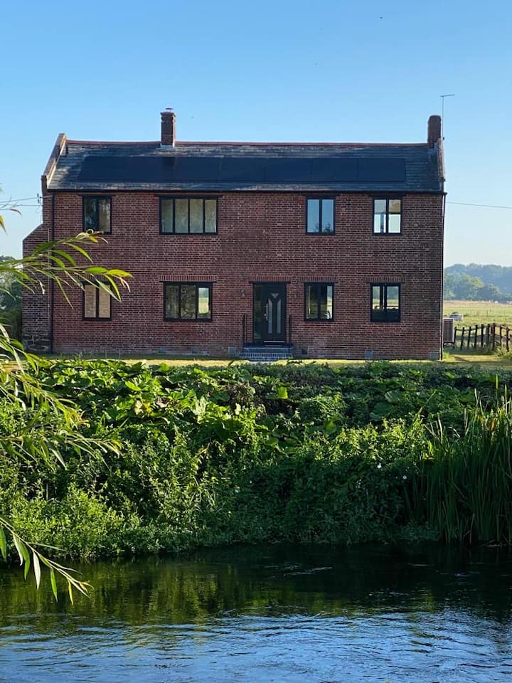 Meadow Cottage - Luxury House On River Island - Fordingbridge