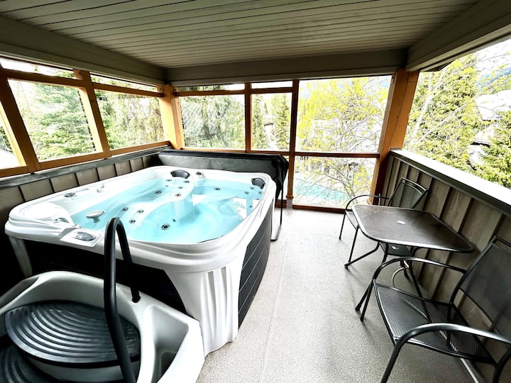 1 Bedroom Townhouse - Private Hot Tub, Outdoor Heated Pool, Free Wifi & Parking - British Columbia