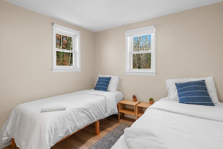 Une chambre élégante avec deux lits simples avec des draps blancs frais.