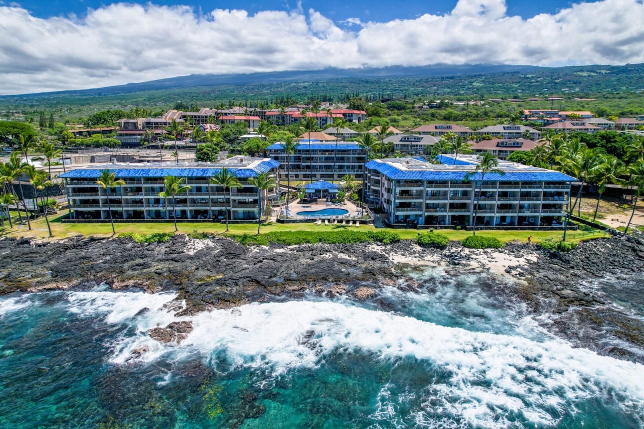 Condo in Kailua-Kona · ★4.94 · 2 bedrooms · 4 beds · 2 baths - Image 14