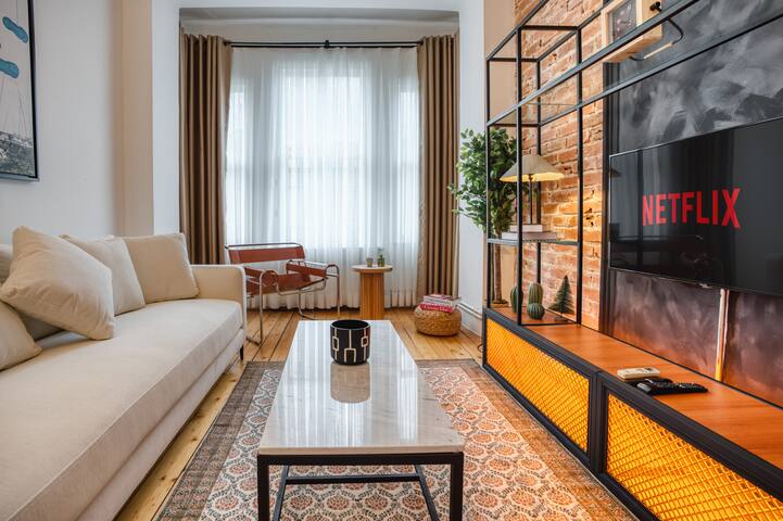 The Galata Tower: Central And Historic w/ Balcony gallery image 3