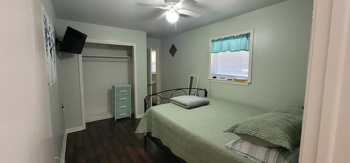 manželská posteľ, vlastná kúpeľňa, TV