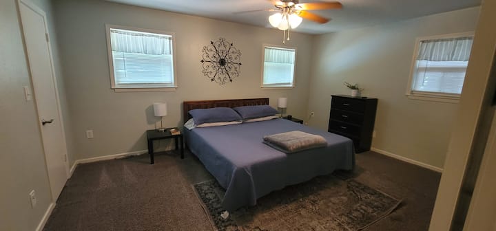 manželská posteľ, televízor, 2 šatníky, vlastná kúpeľňa, komoda