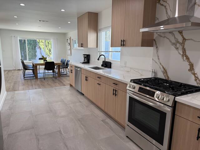 Prime location, 10 mins to universal studio & pool gallery image 3