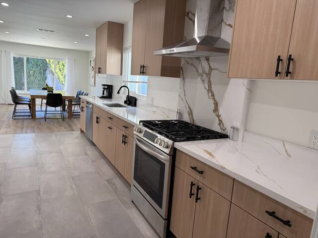 Prime location, 10 mins to universal studio & pool gallery image 4