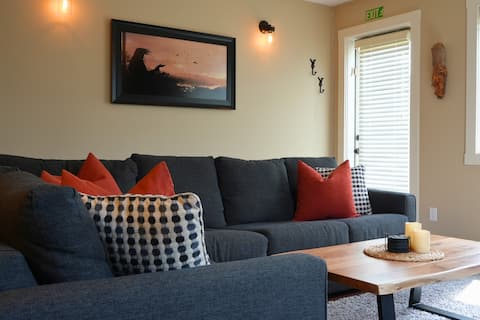 Top performing Airbnb: Modern & Bright 2BDR/2BR Condo with Mountain Views in Radium Hot Springs