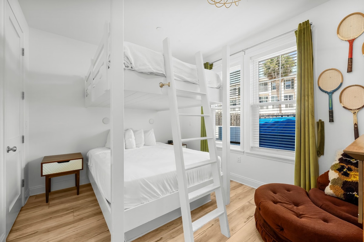 Повикување на сите деца: ова сместување на брачен кревет (широк 150-179 см) е совршено за преспивање, со ретро весла кои додаваат разигран шмек. ️