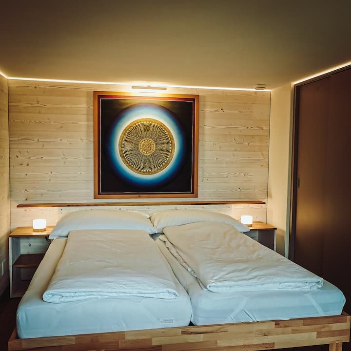 Schlafen unter dem Mandala
Schlafzimmer mit eingebautem Wandschrank.