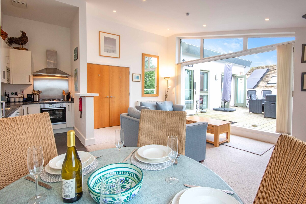 Successful Airbnb property: Penthouse apartment with lake views & spa access in Somerford Keynes