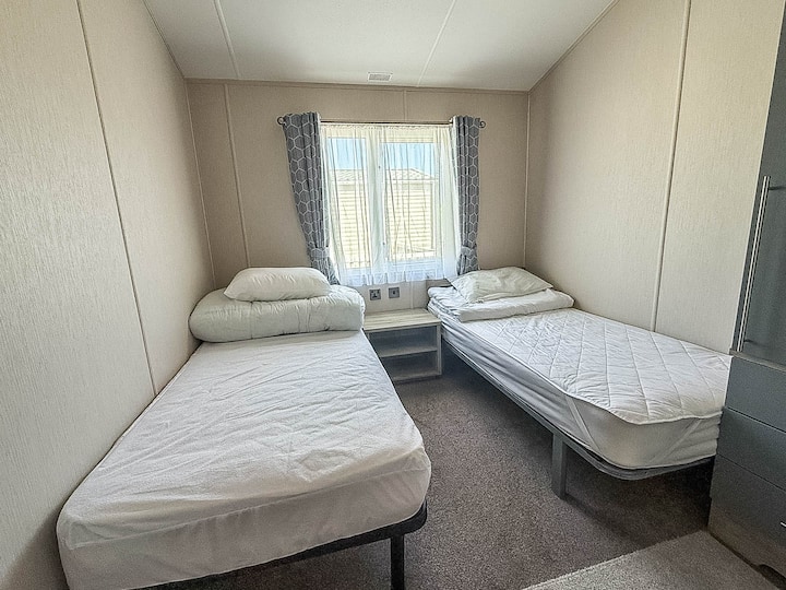 หาดซัฟฟอล์กเป็นสถานที่ที่ต้องไปเยือนสำหรับการพักผ่อนช่วงสุดสัปดาห์ และการเข้าพักในลอดจ์วันหยุดที่เคสซิงแลนด์บีชพาร์คดีนช่วยให้มั่นใจได้ถึงความสะดวกสบายด้วยห้องนอนที่ได้รับการตกแต่งอย่างดีและสิ่งอำนวยความสะดวกที่เป็นมิตรกับครอบครัว