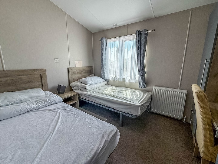 วางแผนวันหยุดครั้งต่อไปของครอบครัวที่เคสซิงแลนด์บีชพาร์คดีน ที่นี่คุณจะเพลิดเพลินไปกับความงามของชายหาดซัฟฟอล์กและความสะดวกสบายของที่พักวันหยุดที่มีห้องนอนหลายห้องสำหรับทุกคนที่จะผ่อนคลาย