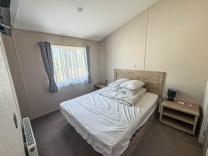 สำรวจเสน่ห์ของเมืองโลเวสตอฟต์ในช่วงวันหยุดสุดสัปดาห์ของคุณที่เคสซิงแลนด์บีชพาร์คดีน ที่ซึ่งที่พักตากอากาศเป็นที่พักที่เหมาะสำหรับการพักผ่อนในห้องนอนที่สะดวกสบาย 