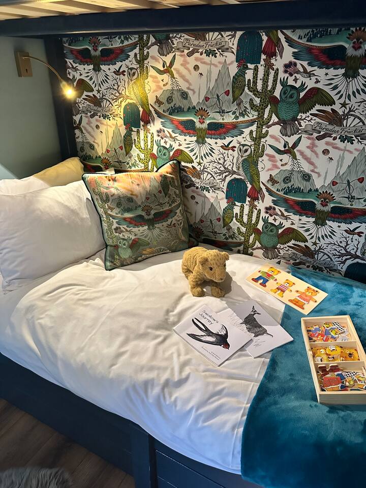 Naše poschodové spálne sú ideálne pre deti aj dospelých a ponúkajú očarujúcu výzdobu, ktorá vyvoláva mladú predstavivosť. Zábavný a útulný priestor, ktorý si môžu užiť všetci!