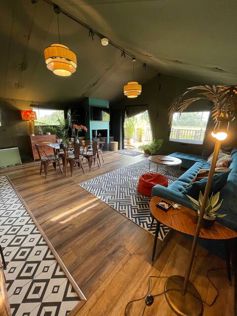Top Airbnb: Glamorous Safari Lodge & private hot tub in Malvern Hills