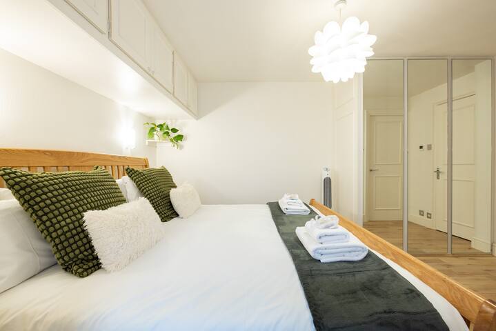 Stylish Space, Comfortable, Quiet + Conservatory gallery image 4