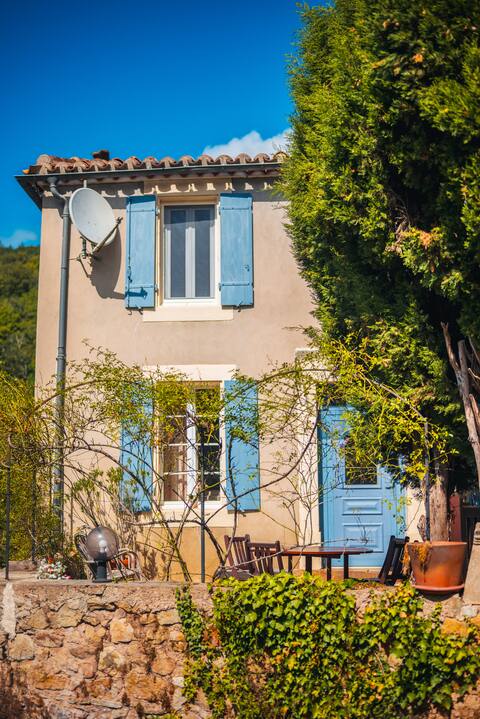 La Maison Bleue, a cozy riverside nest