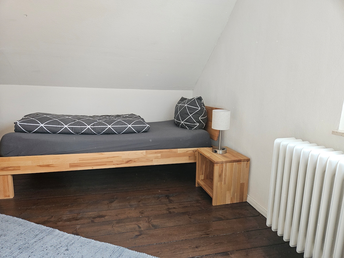 تحتوي غرفة النوم هذه على سريرين بحجم 200 × 90