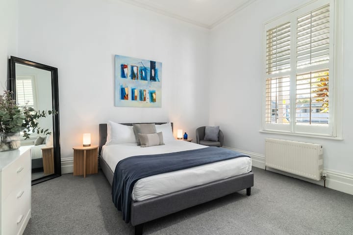 卧室2 ：阳光明媚、宽敞的卧室，配有标准双人床，配有衣柜和抽屉。 房客舒适水力供暖。 