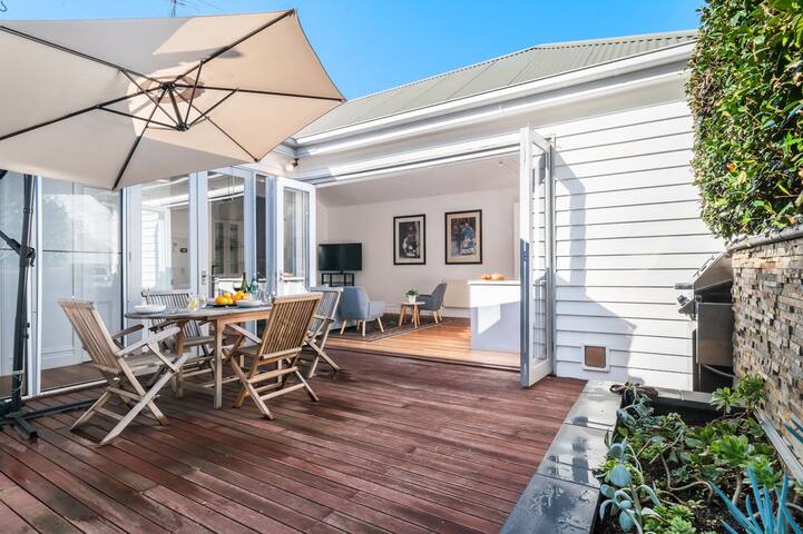 Stylish, Spacious Home in Albert Park Precinct gallery image 3