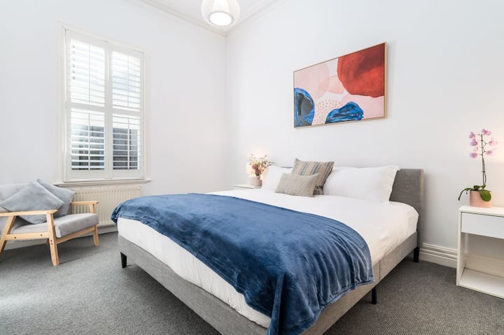 主卧：宽敞明亮的主卧配有一张加大双人床、内置衣柜和套房。 