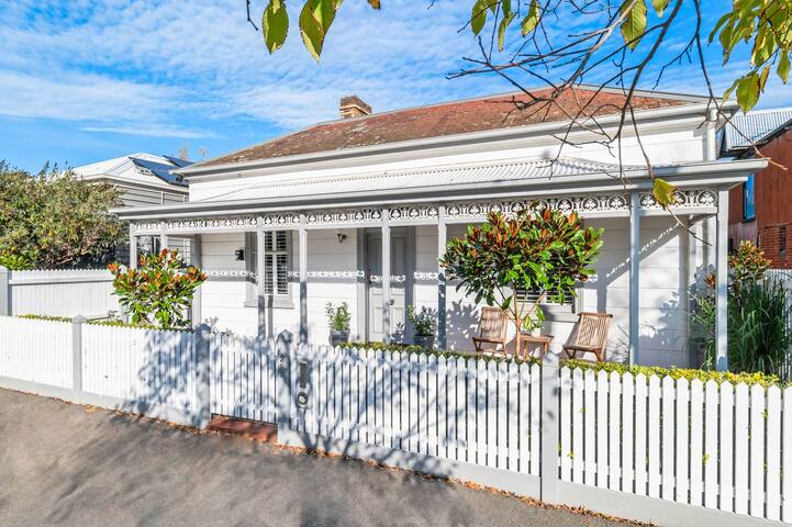 Stylish, Spacious Home in Albert Park Precinct gallery image 2