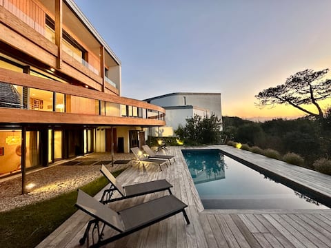 Luxury Oceanview Villa • Pool • Walk to Beach/city