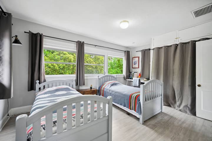 חדר שינה למעלה עם מיטות זוגיות, ומיטה נפתחת למטה