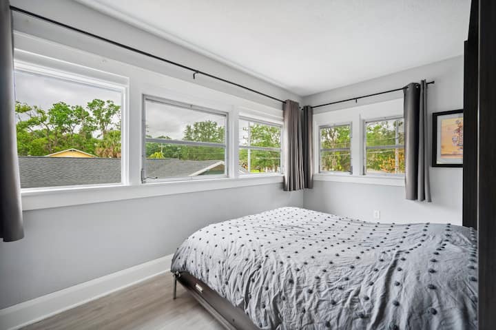 חדר שינה למעלה עם מיטת קיר. ניתן להפוך את החדר למרחב בונוס בקלות